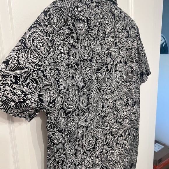 Forever 21 Monochrome Floral Men's Shirt - Picture 6 of 7